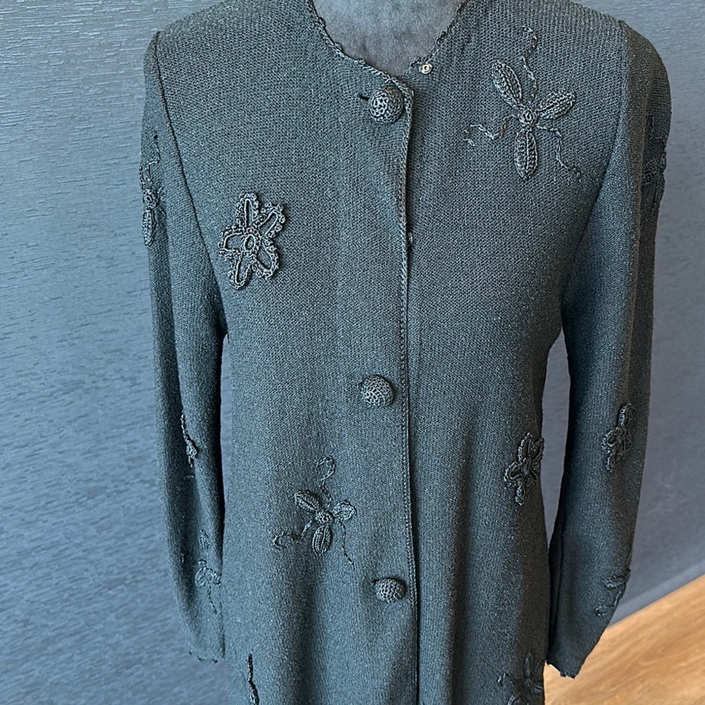 Elegant Black Cardigan with Floral Details - Picture 2 of 6